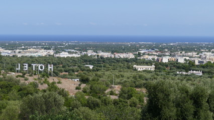 Obraz premium Città di Fasano vista dall'alto con il mare Adriatico all'orizzonte in una bella giornata d'estate