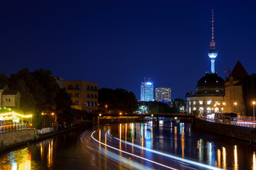 Obraz premium Wieża telewizyjna Berlin Spree