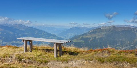 Fototapeta na wymiar Rastbank mit Blick über das Zillertal in Tirol als Panorama