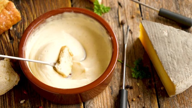 fondue au fromage, vin et pain- gastronomie fran&ccedil;aise