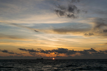 Fototapeta na wymiar Imagen panorámica del atardecer en el mar de la isla de Phu Quoc, en vietnam, durante el verano