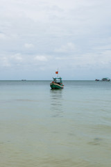Obraz premium Imagen de un barco de pesca en el mar de la isla de Phu Quoc, en Vietnam, durante el verano