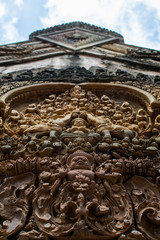 Imagen de unos relieves con unos símbolos en las ruinas de Angkor en Camboya