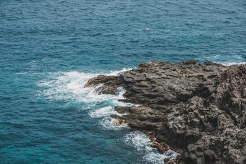 Fototapeta na wymiar black rock ocean shore - rocky coast 