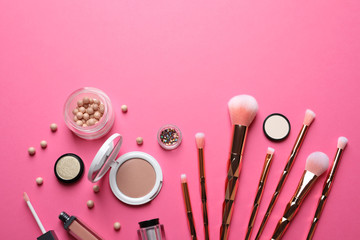 Naklejka premium Flat lay composition with makeup brushes on pink background. Space for text