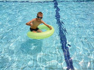 chłopczyk kąpiący się w basenie 