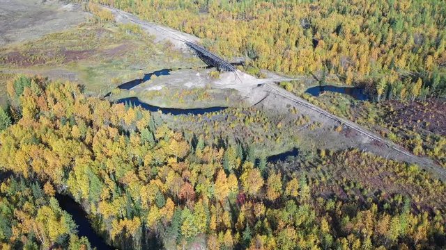 The old bridge was built by prisoners of Stalin's prison camps Stalin 501-th construction of the GULAG. Railway "Chum - Salekhard - Igarka"