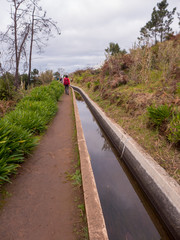 Wanderung im Westen von der Atlantikinsel Madeira entlang der Levada Nova bei Prazeres