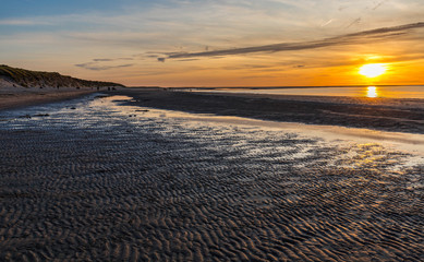 Sonnenuntergang am Strand von Renesse in Holland