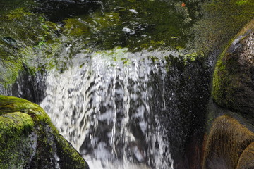 torrente de agua bajando por las rocas, en el rio Ulla, Mácara, Palas de Rey, lugo, Galicia, España