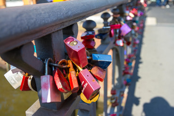 Obraz premium Locks on bridge in Hamburg, Germany