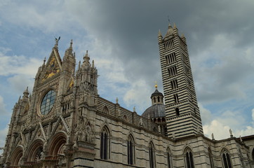 Dom in Siena unter Wolkenhimmel