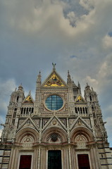 Fototapeta na wymiar Dom in Siena unter Wolkenhimmel