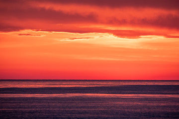Obraz na płótnie Canvas Beautiful red and orange sunset over the sea.