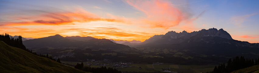 wilder kaiser gebirge in farbiger sonnenuntergangsstimmung
