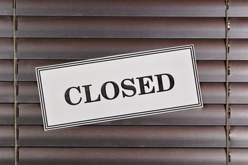 Obraz premium Blinds and sign-closed. A sign,a message-information of the prohibition of visiting.Blinds-effective thermal protection from the bright sun, in residential, office, industrial and commercial premises.