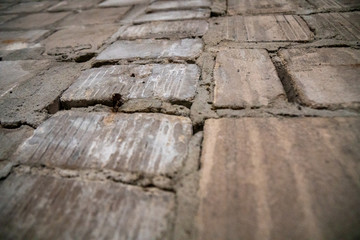 Backsteine zu einer Mauer verbaut, Ziegelwand, Industriemauer, abgenutzte Betonwand