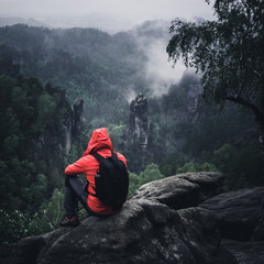 Person auf Aussichtsfelsen