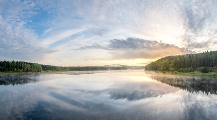 See mit Himmel in der Natur