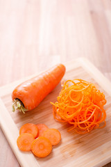 Zanahoria rayada sobre tabla de madera