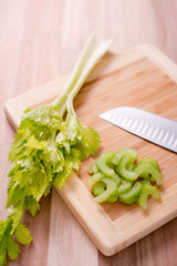 Apio cortado en trozos para platos o ensalada