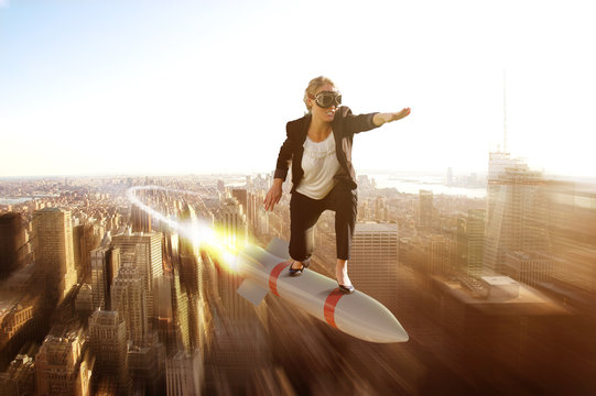 Gesch&auml;ftsfrau fliegt auf Rakete Richtung erfolgreicher Zukunft