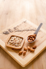 almendras enteras y rayadas sobre tabla de madera