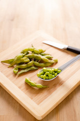 Abichuelas y arbejas sobre tabla de madera