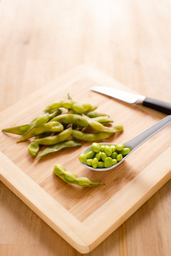 Abichuelas y arbejas sobre tabla de madera