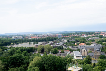 weitblick über die landschaft und die stadt  in hannover niedersachsen deutschland fotografiert an einem sonnigen tag im sommer auf einer besichtigungstour