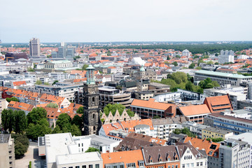 Fototapeta na wymiar nahansicht auf die gebäude in hannover niedersachsen deutschland fotografiert an einem sonnigen tag im sommer auf einer besichtigungstour