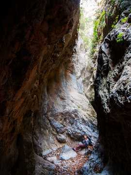 Ni&ntilde;a pastora bajo una alta gruta con bast&oacute;n