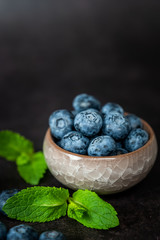 Myrtilles du jardin dans un pot en céramique