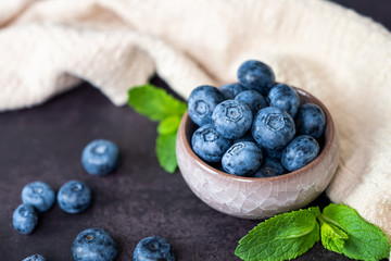 Myrtilles dans un pot en céramique, préparation de tarte aux myrtilles