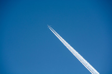冬の青空と飛行機雲
