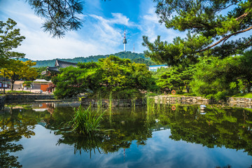 Fototapeta na wymiar South Korea,Namsangol traditional village and seoul tower at autumn color.