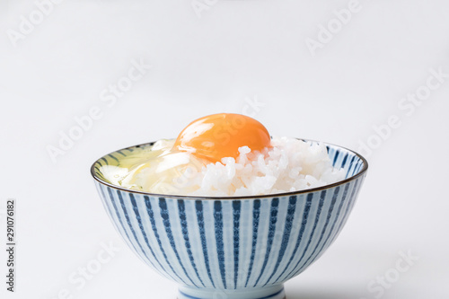 白い背景にお茶碗に白ご飯に生卵 卵かけご飯egg Rice Wall Mural 健二 中村
