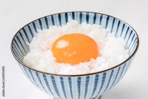 白い背景にお茶碗に白ご飯に生卵 卵かけご飯egg Rice Wall Mural 健二 中村