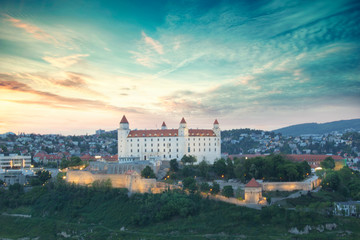 Obraz premium Beautiful view of the Bratislava castle on the banks of the Danube in the old town of Bratislava, Slovakia on a sunny summer day.