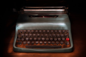 Vieja máquina de escribir verde, ahora es un objeto vintage