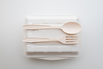 Biodegradable plastic spoon, fork and lunch box on white background isolate - obrazy, fototapety, plakaty