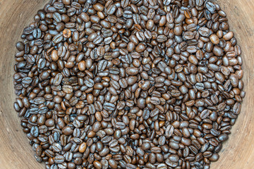 Obraz premium Roasted coffee beans in a clay pot in the local market, Bali, Indonesia. Close up