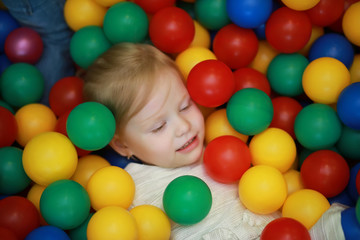 Fototapeta na wymiar A small child is playing with toy