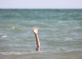 person during the drowning in the sea asking for help