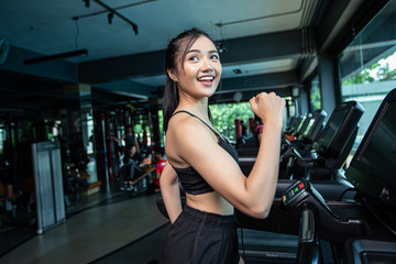 Fototapeta na wymiar Women jogging on the treadmill in the gym