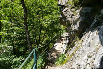 Wanderweg mit Geländer am Felsen
