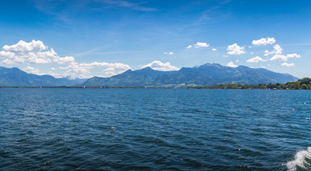 Alpen vom Chiemsee vor blauem Himmel