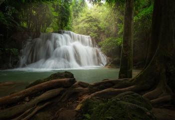 Obraz premium Mae Huai Khamin Waterfall is a beautiful waterfall in Kanchanaburi.