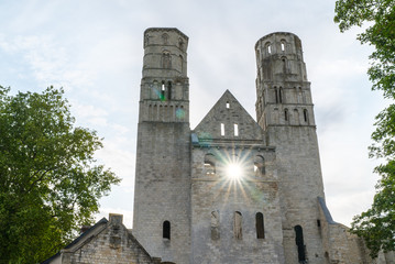 Obraz premium sun shines through a window of the ruins of an old abbey and church