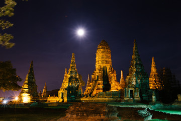 Fototapeta premium Wat Chai Watthanaram - Beautiful Buddhist temple at night.